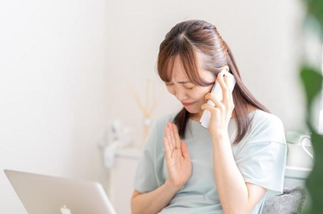 電話口で断る女性