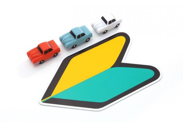 自動車に付いているマークの意味とは？マークを付ける方へおすすめの車を解説！