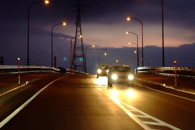 車のライトの種類と使い方！悩みがちな点灯ルールから交換時期の目安まで