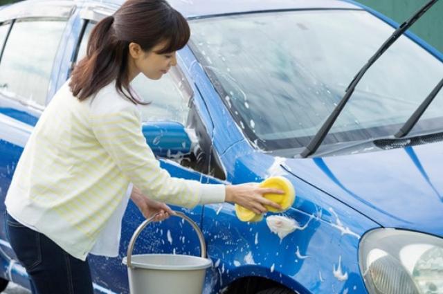 洗車をする女性