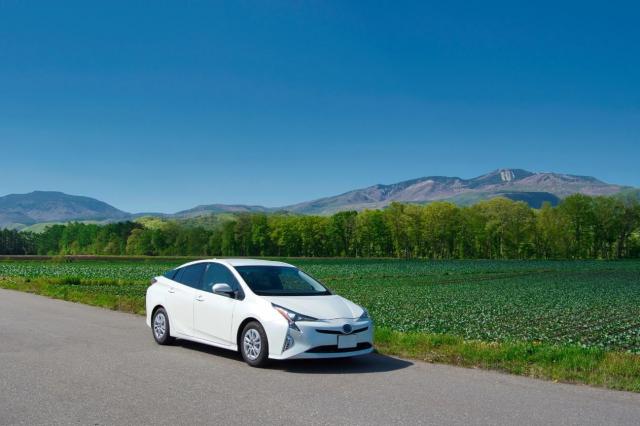 プリウスの値段はいくら?新車と中古車の価格の違いも解説!