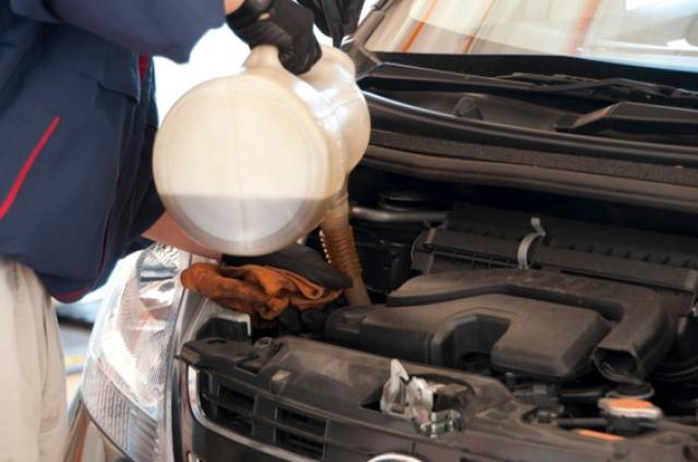 エンジンオイルを入れる様子