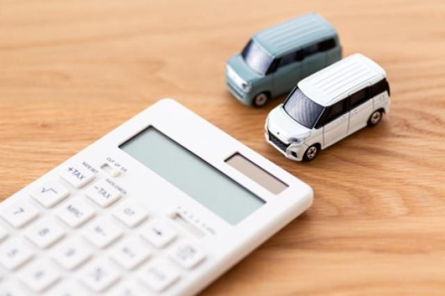 スライドドアのミニカー2台と電卓