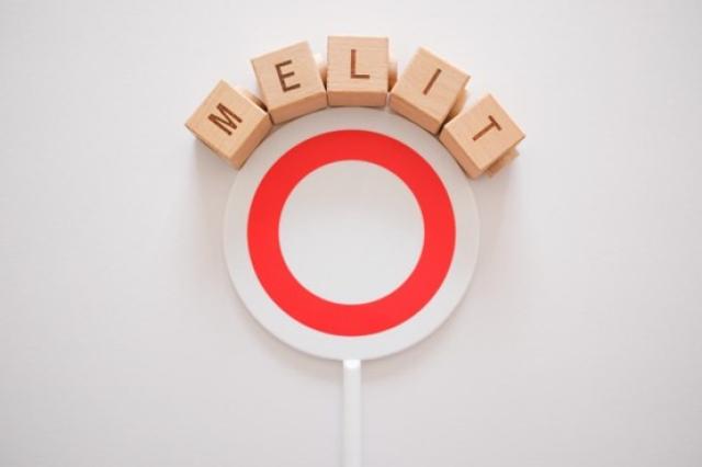 丸を表す札と、MERITの文字