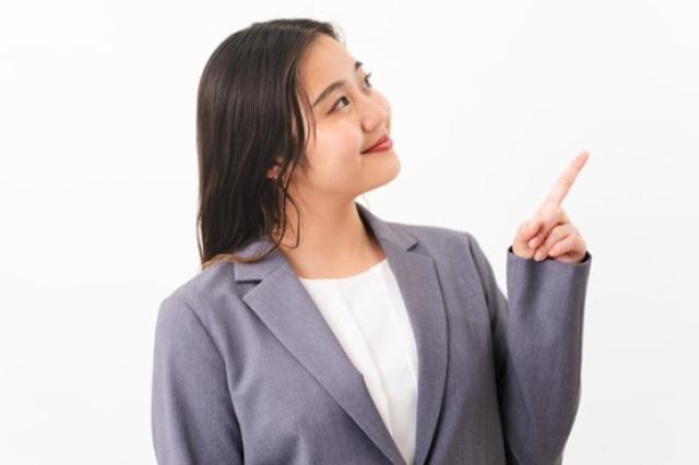 人さし指を立てた女性