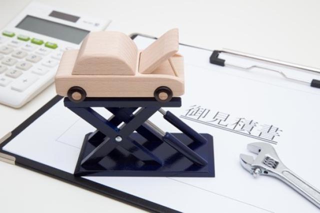 車のおもちゃをリフトアップする様子と、見積書や電卓