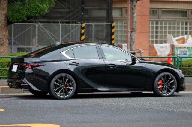 レクサスISの値段はいくら？安く買えるレクサスの車種もご紹介