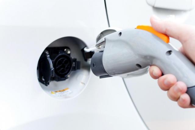 RAV4ハイブリッドを徹底解説!ガソリン車とどっちを買うべき?