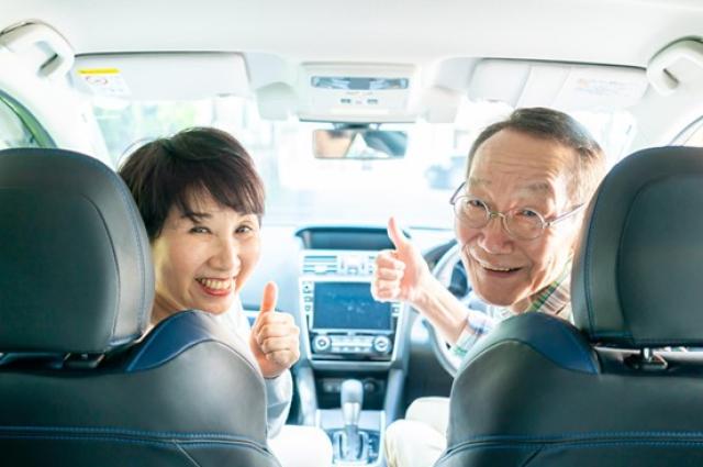 ドライブ中の老夫婦