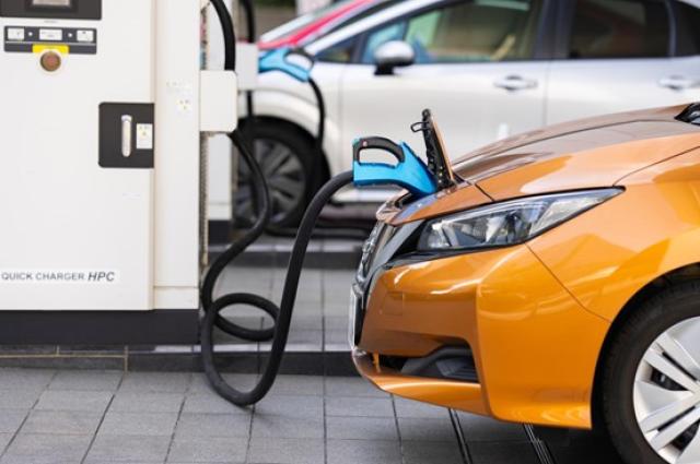 充電中の電気自動車