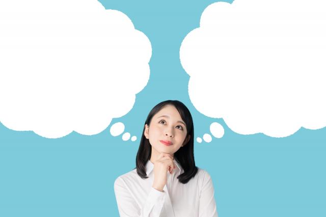 疑問を抱えた様子の女性