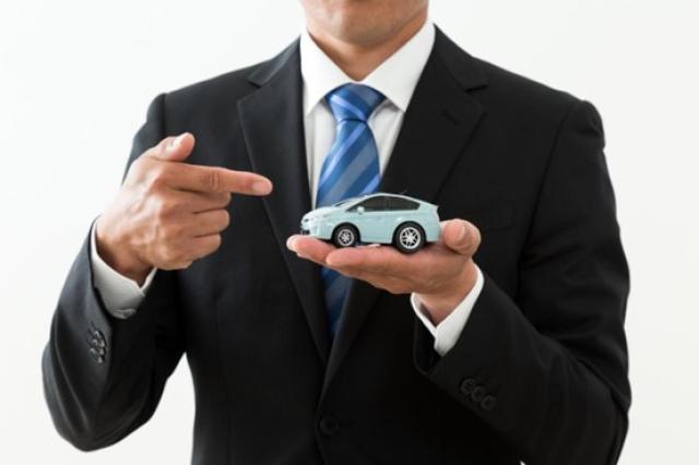 ミニカーを持って、それを指さす様子