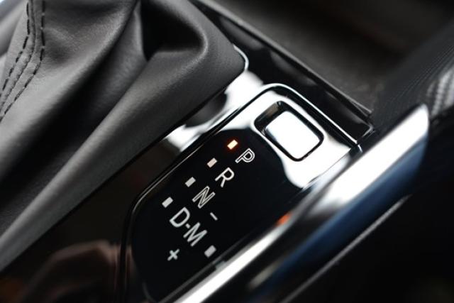 車のギアチェンジで使う「B」とは？シフトレバーの使い方を徹底解説