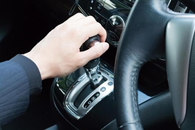 車のギアチェンジで使う「B」とは？シフトレバーの使い方を徹底解説