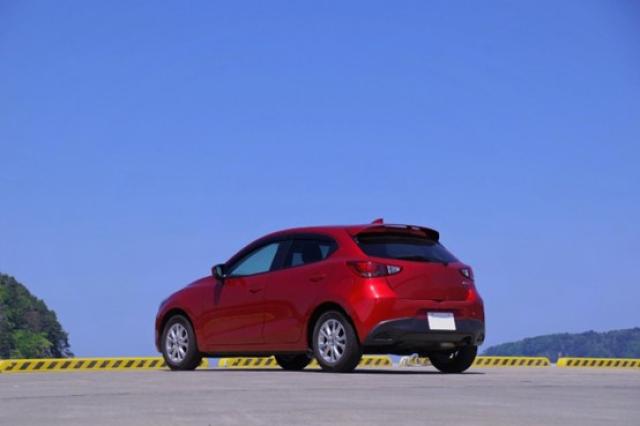 マツダ デミオと後継モデル「MAZDA2」の違いは？内外装や中古車相場を比較