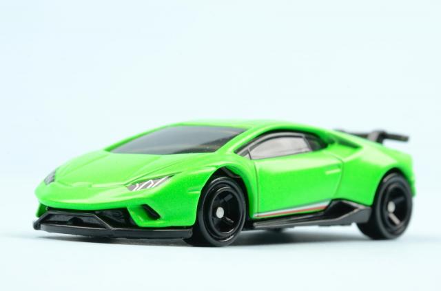 ランボルギーニは進化し続ける！新型ウラカン EVOはタウンユースに近づいた！