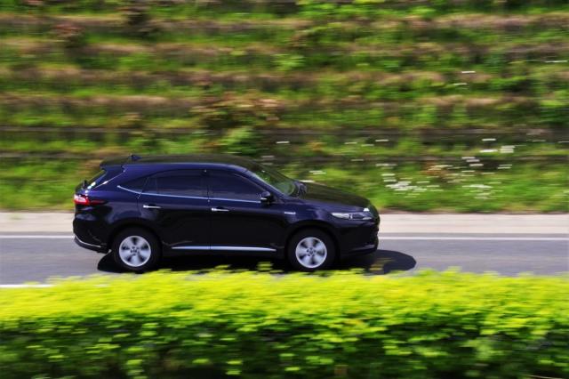 ハリアーのハイブリッド車とは？ガソリン車との比較や種類を解説