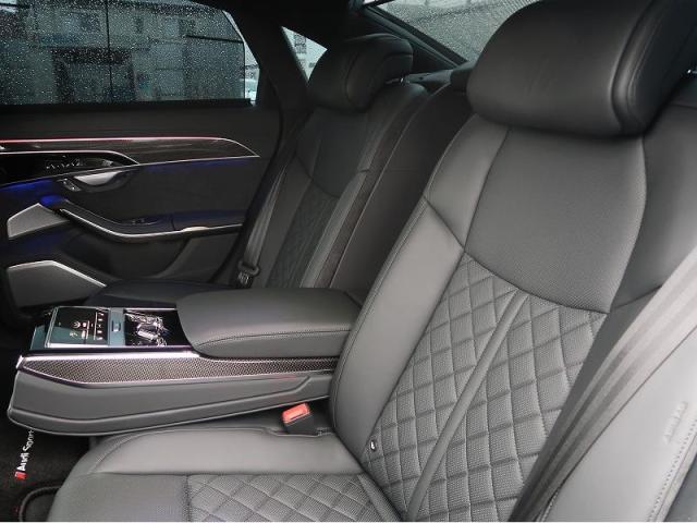 新型アウディS8の乗り心地とは？歴代との違いやライバル車もご紹介