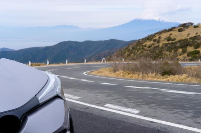 スカイラインのハイブリッド車の種類とは?特徴や中古車相場も解説