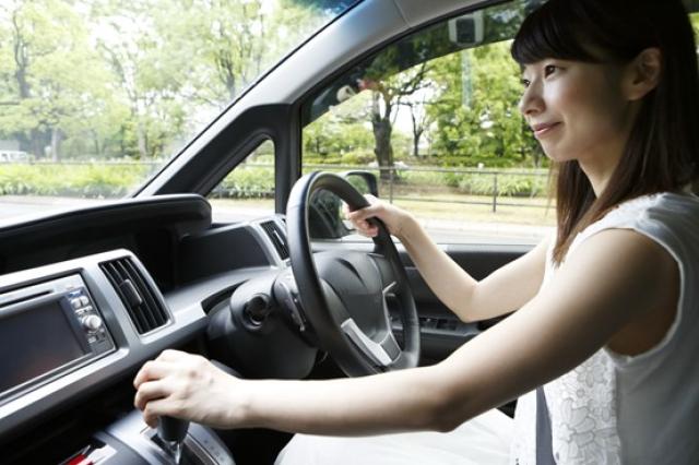 運転する女性