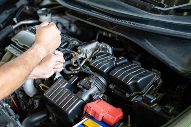 エンジンの修理風景