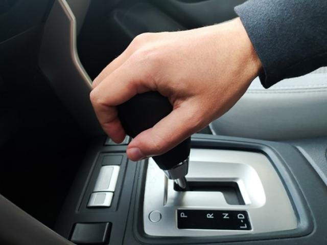 AT車のシフトレバーを操作する手