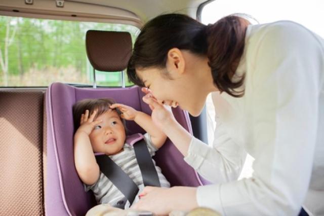 軽自動車は何人乗りできる？子どもを乗せる場合の例外や判断のポイント