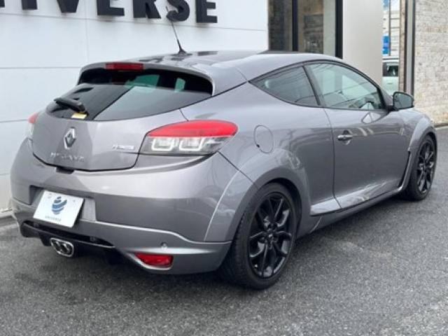 ルノーメガーヌR.S.の特徴は？パフォーマンスやライバル車についても解説