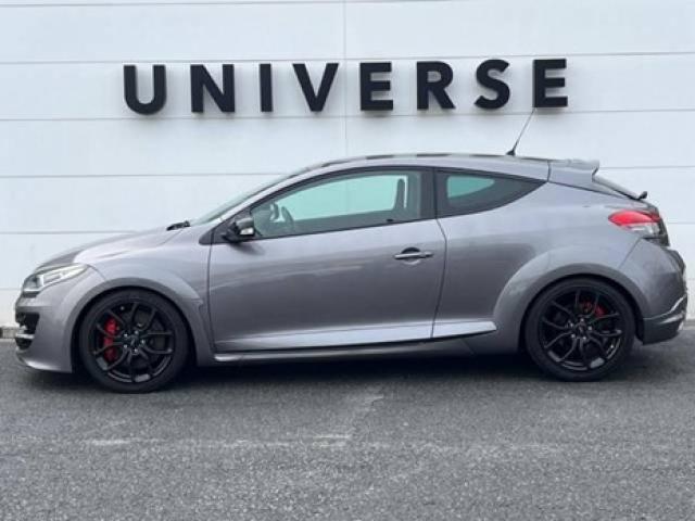 ルノーメガーヌR.S.の特徴は？パフォーマンスやライバル車についても解説