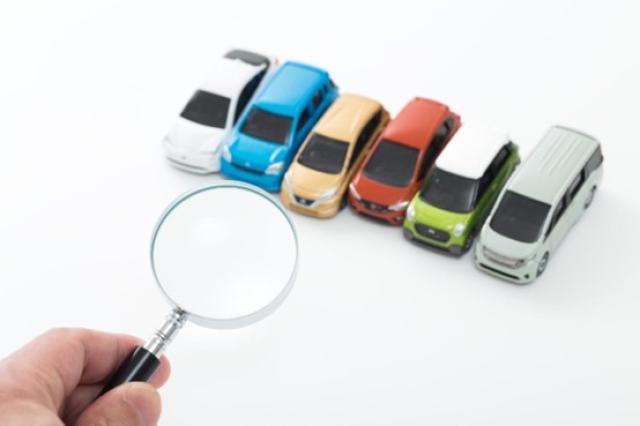 数台のミニカーと虫眼鏡