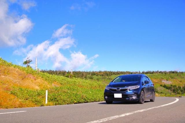 高原を走る車
