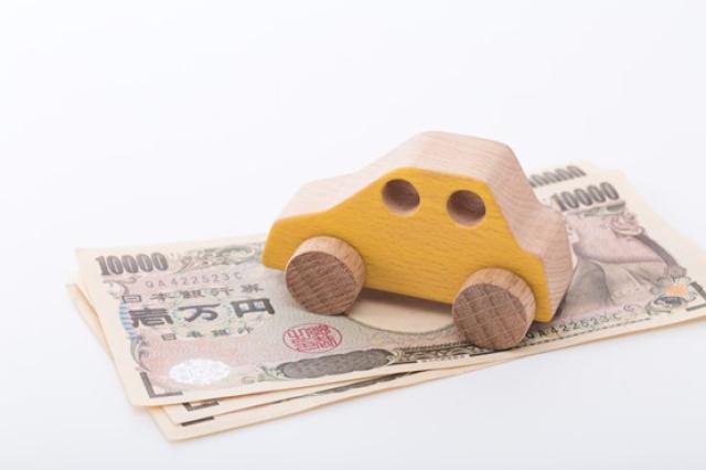 お金と車のおもちゃ