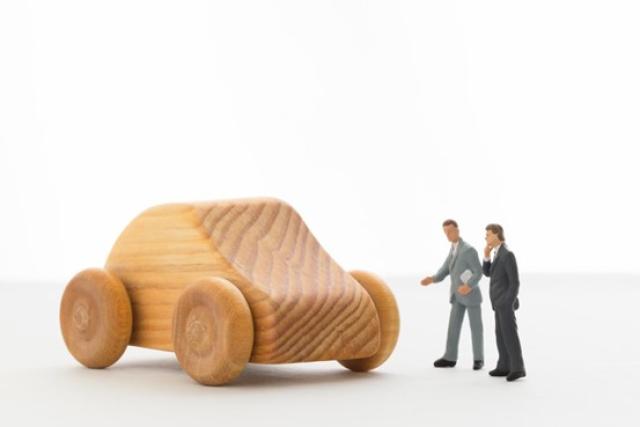 車の模型とミニチュア人形