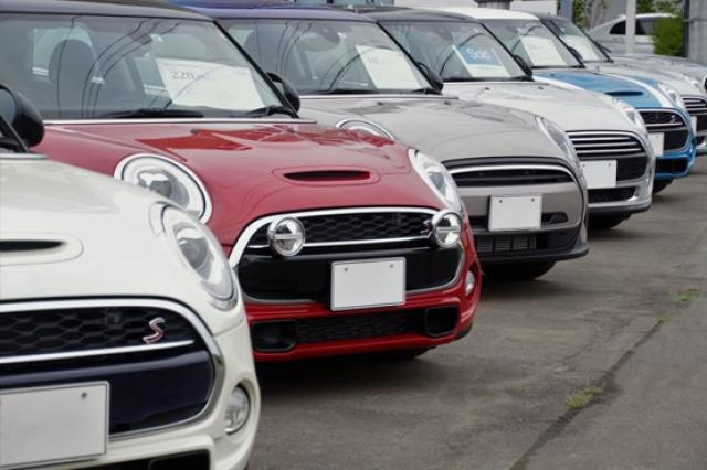 中古車販売店に並ぶミニクーパー