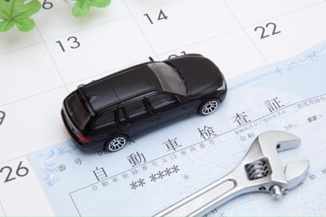 車検証と車の模型