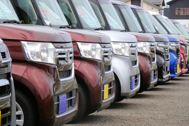 中古車販売店に並ぶ軽自動車