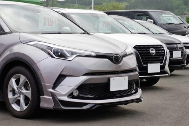中古車販売店に並ぶSUV