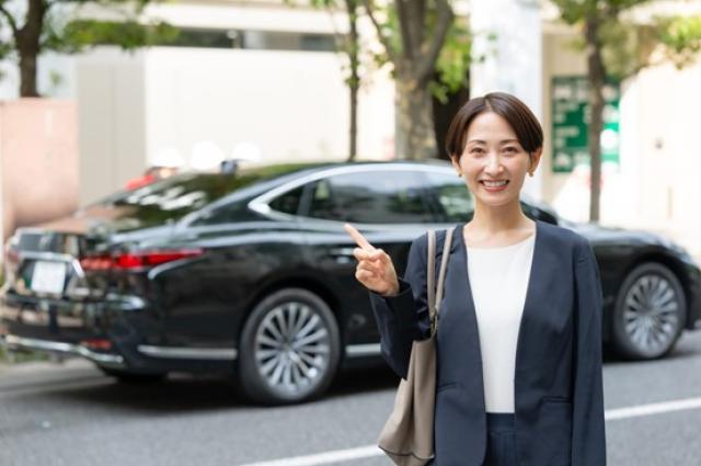 人差し指を立てる女性