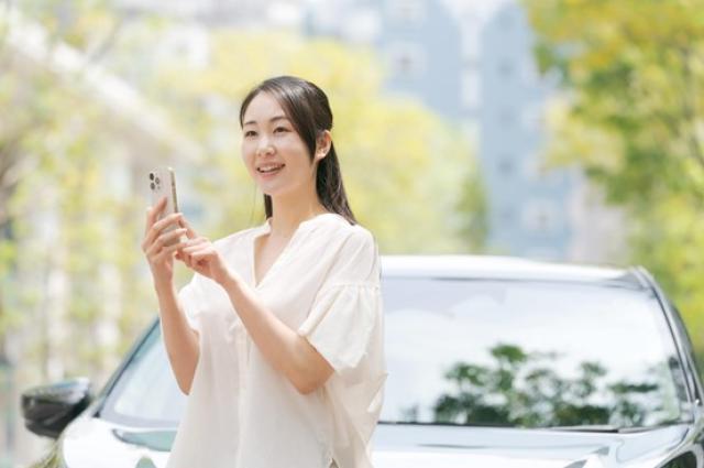 スマホを触る女性