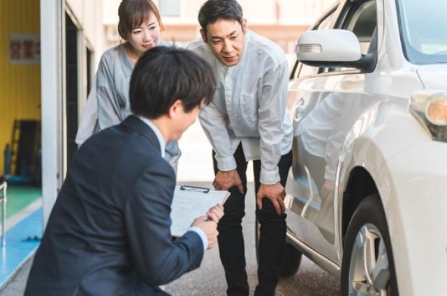 車の査定をしてもらう夫婦