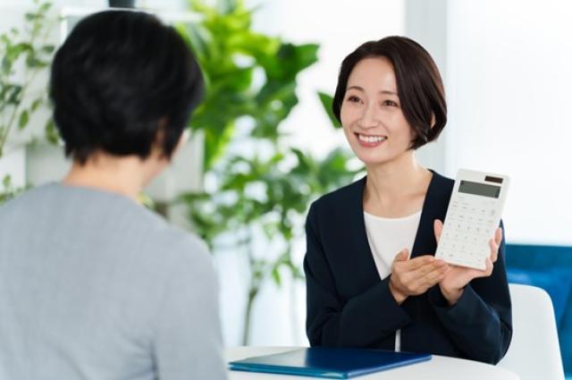 ローン残債を提示する女性