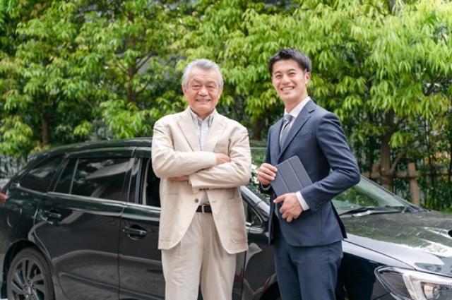 買取業者と高齢男性