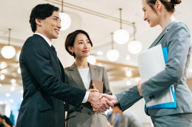 ネットで中古車を売る方法とは?買取業者の選び方と高値で売るポイント