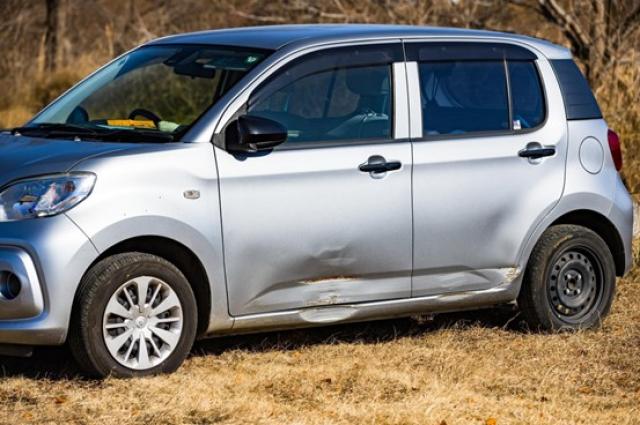 へこみのある車