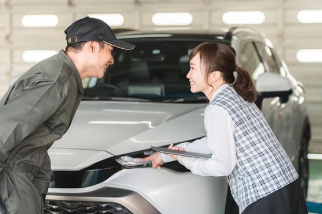 会話する男性と女性