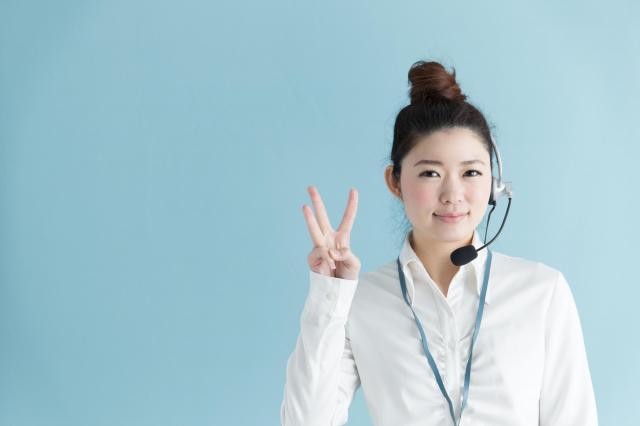 指で3を表現した女性