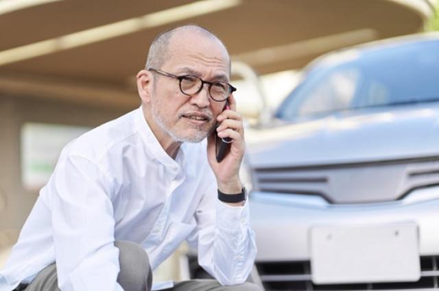 事故で電話をかける男性