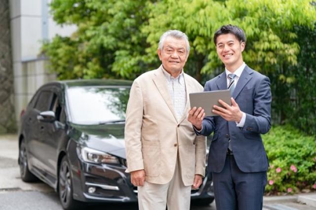 買取業者と高齢の男性