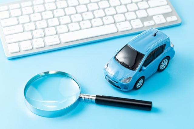 車とキーボード、虫眼鏡
