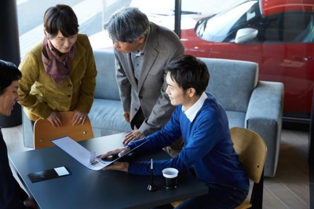自動車販売店での商談シーン